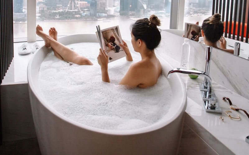 Tắm rửa sạch sẽ là cách trị mụn thâm ở mông tốt nhất