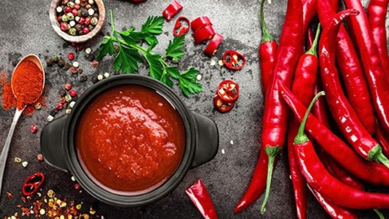 Ăn nhiều thực phẩm cay nóng cũng là nguyên nhân gây mụn