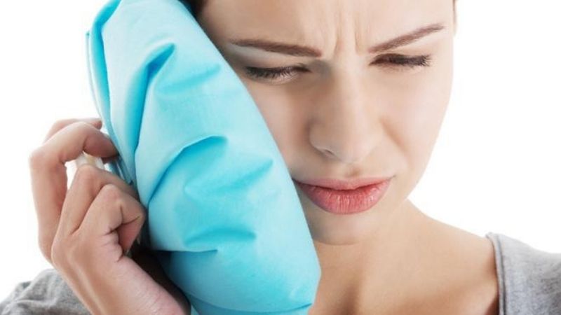 Chườm đá lạnh giúp giảm sưng mụn