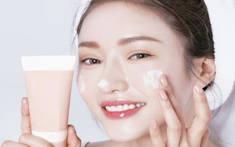 Dùng kem chống lão hóa để duy trì làn da trẻ trung