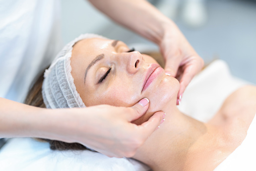 Massage giúp thon gọn khuôn mặt vuông rất tốt