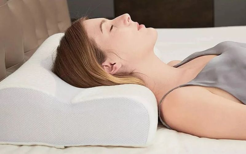 Ngủ đúng giờ, đủ giấc và đúng tư thế giúp làm thon mặt hiệu quả