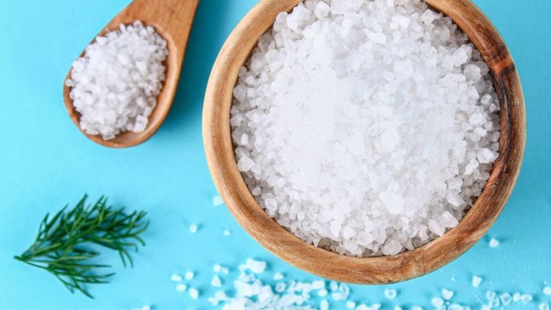 Muối có khả năng loại bỏ mỡ thừa, làm mặt nhỏ lại