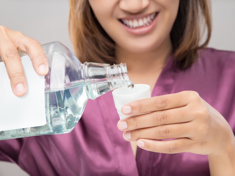 Kết hợp đánh răng cùng súc miệng bằng dung dịch sát khuẩn