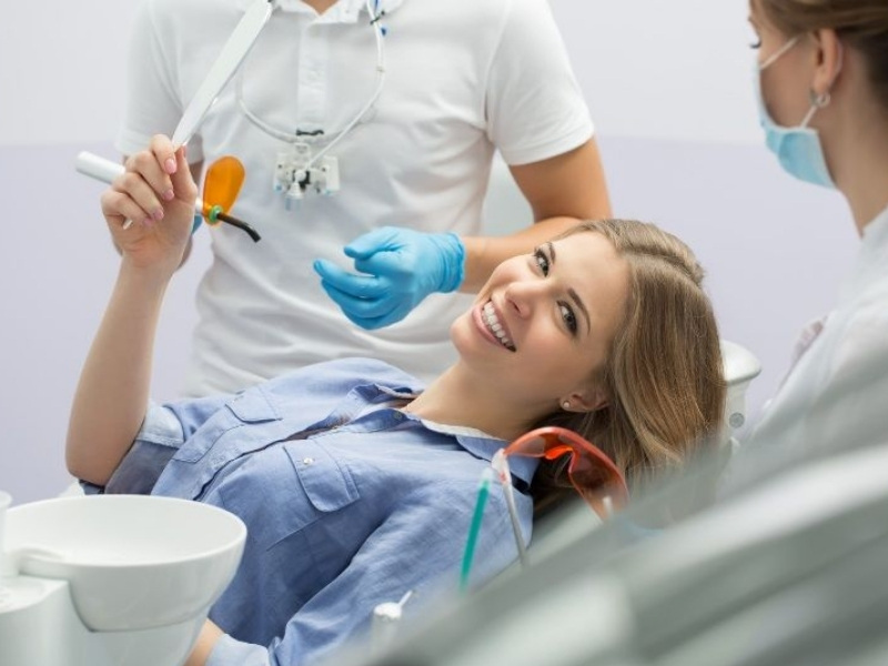 Bạn nên tái khám thường xuyên tại nha khoa uy tín để bác sĩ kiểm tra mức độ phục hình răng sứ