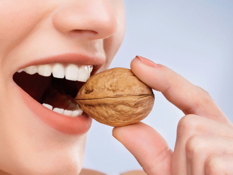 Không ăn thức ăn quá cứng vì có thể khiến cho răng sứ bị vỡ, mẻ và làm ê buốt răng.