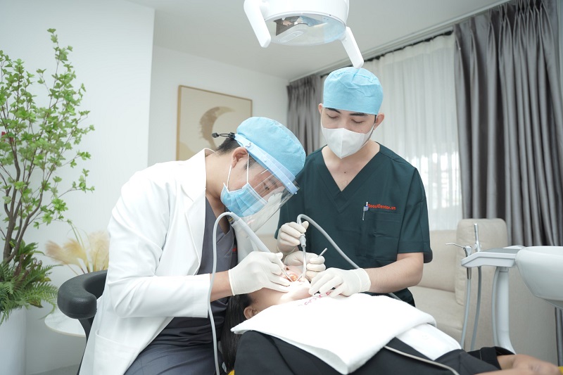 Tìm đến bác sĩ nha khoa thăm khám và xem xét răng miệng