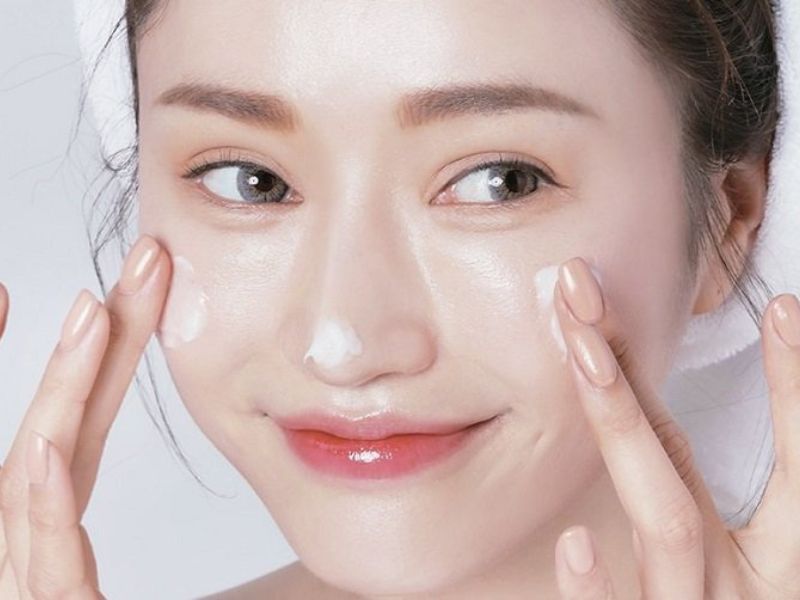 Sử dụng kem chống nắng mỗi ngày giúp bảo vệ da khỏi tác nhân độc hại, ngăn ngừa tình trạng lão hóa và sạm da.