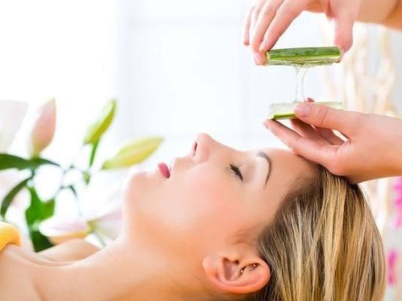 Mặt nạ nha đam cung cấp độ ẩm cho da, đồng thời loại bỏ tế bào chết và kích thích tái sinh tế bào mới.