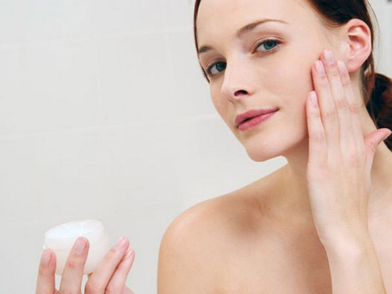 Sử dụng các loại kem, serum trị nám, các sản phẩm thảo dược điều trị nám cũng giúp giảm nám rõ rệt