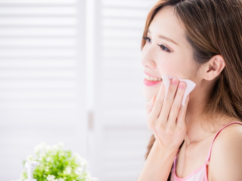  Nếu bạn không tẩy trang da sạch sẽ, bụi bẩn trên bề mặt da sẽ gây bít tắc lỗ chân lông