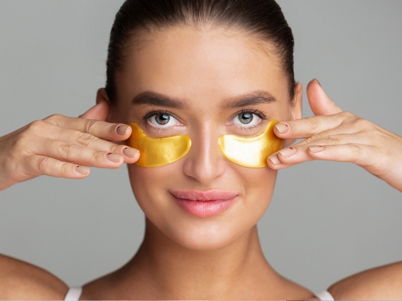 Bạn nên sử dụng các loại kem có tác dụng dưỡng ẩm, bảo vệ da quanh mắt