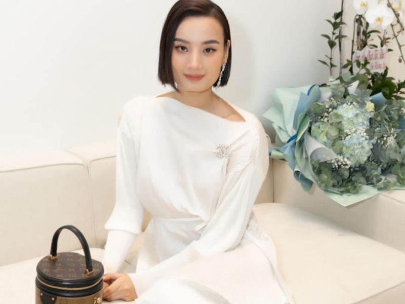 Người mẫu Lê Thuý có gương mặt góc cạnh, lạnh lùng cùng chiếc cằm chẻ khá ấn tượng