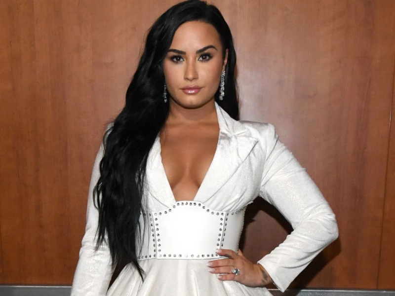 Ca sĩ Demi Lovato là người Mỹ, có nước da bánh mật, cằm chia hai, thân hình ba vòng bốc lửa