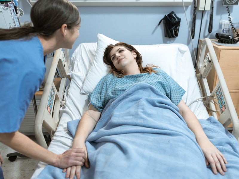 Khách hàng được đưa sang phòng hậu phẫu để nghỉ ngơi, theo dõi sức khoẻ