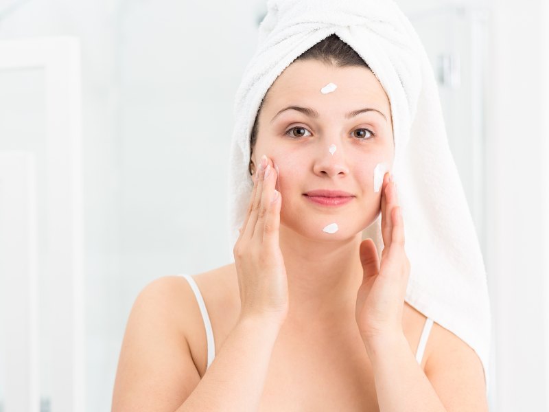 Kem chống ẩm giúp da giảm khô hanh, mất nước, từ đó cân bằng độ ẩm cho da