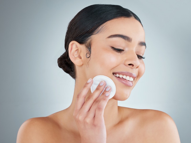 Việc tẩy tế bào chết giúp da mặt loại bỏ các mảng bám, bụi bẩn trên bề mặt da hiệu quả