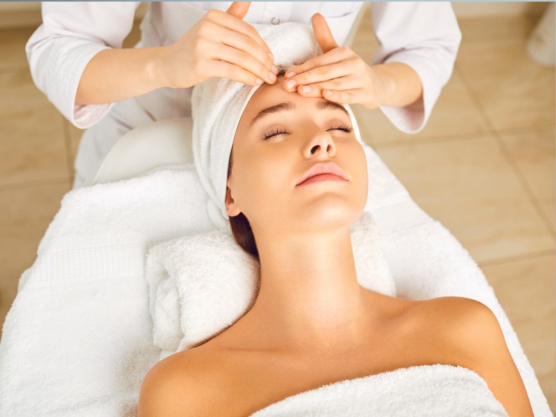 Bạn nên thường xuyên đến các cơ sở thẩm mỹ uy tín để chăm sóc da toàn diện, chuyên sâu