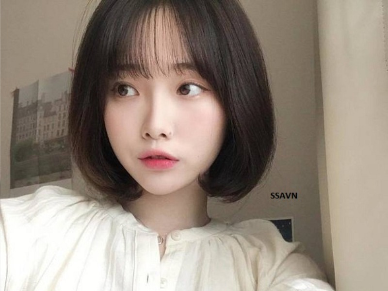 Tóc ngắn cụp đuôi giúp bạn gái mặt trái xoan giữ được nét nhẹ nhàng, trẻ trung và ngây thơ, trong sáng