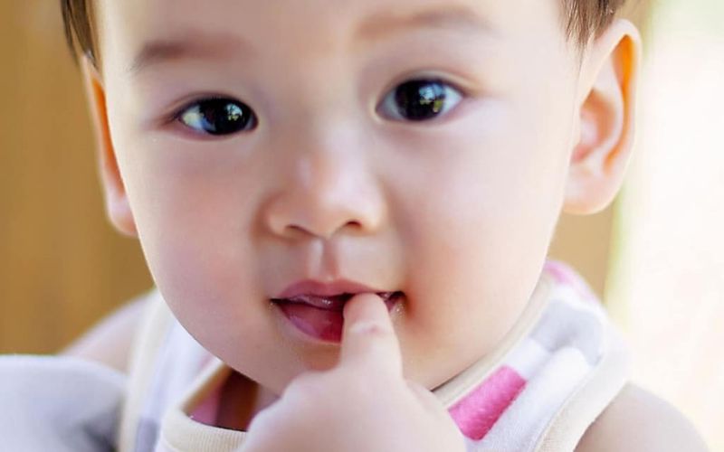 Thói quen mút tay từ bé có thể gây nên tình trạng mặt hô