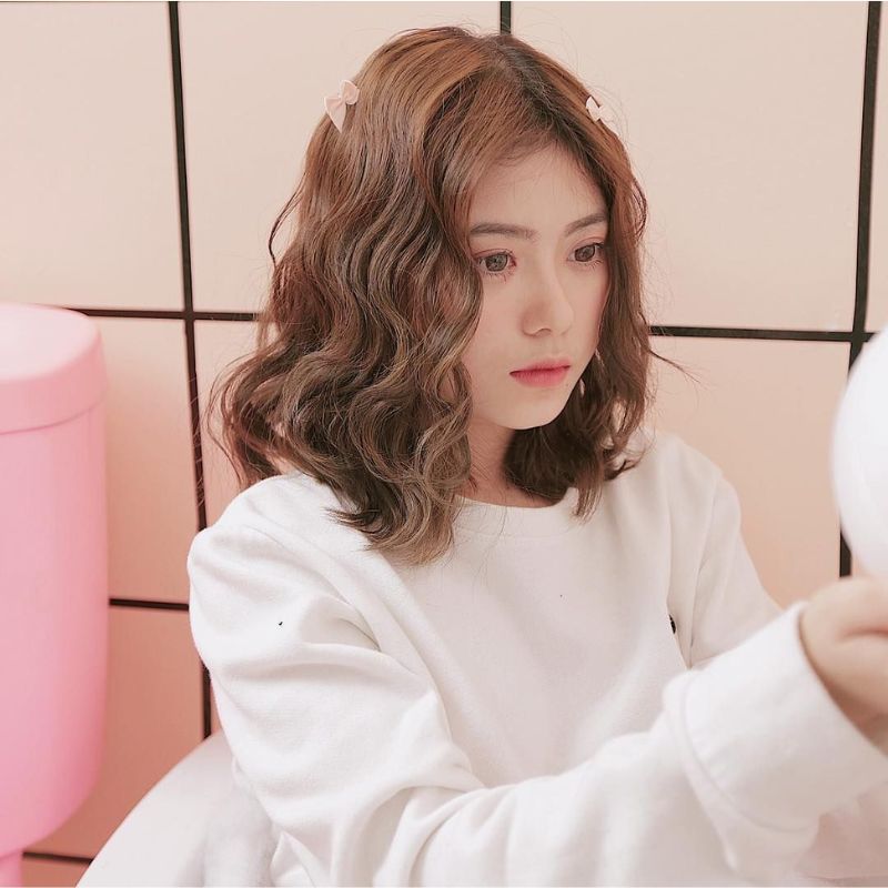 Tóc uốn sóng ngang lưng làm nổi bật sự quyến rũ trên gương mặt