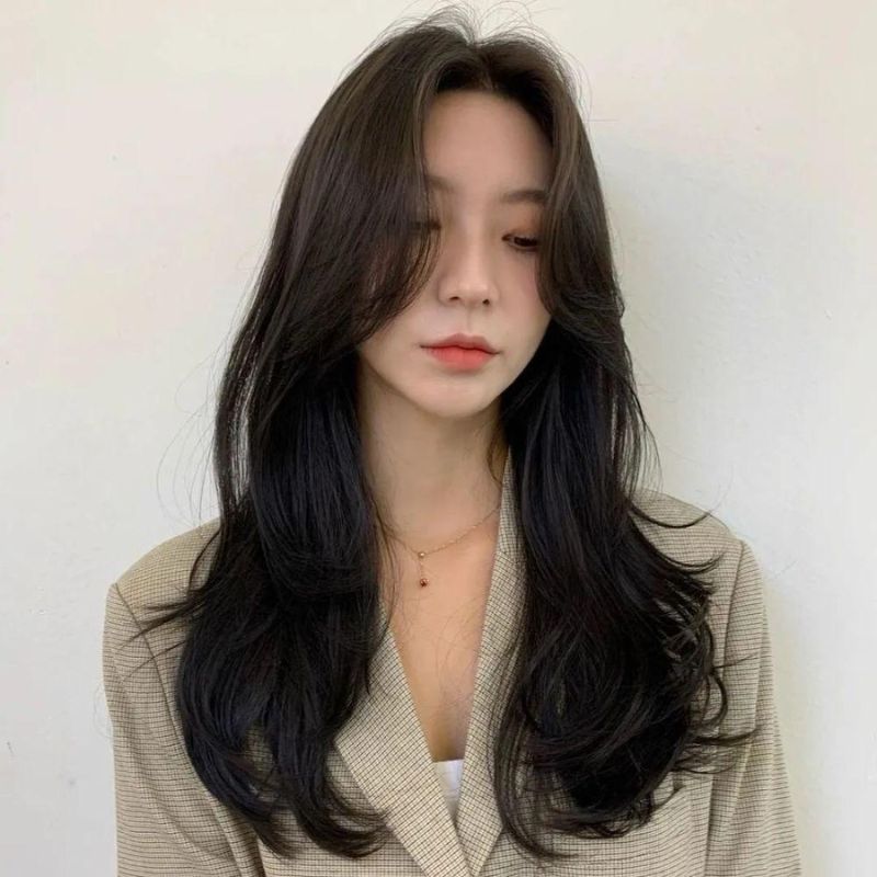 Tóc dài rẽ ngôi mang lại vẻ đẹp quyến rũ và thanh lịch