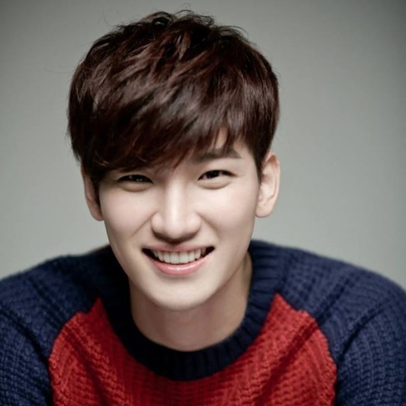 Kiểu tóc mái xéo ngang là sự lựa chọn thích hợp cho nam mặt kim cương