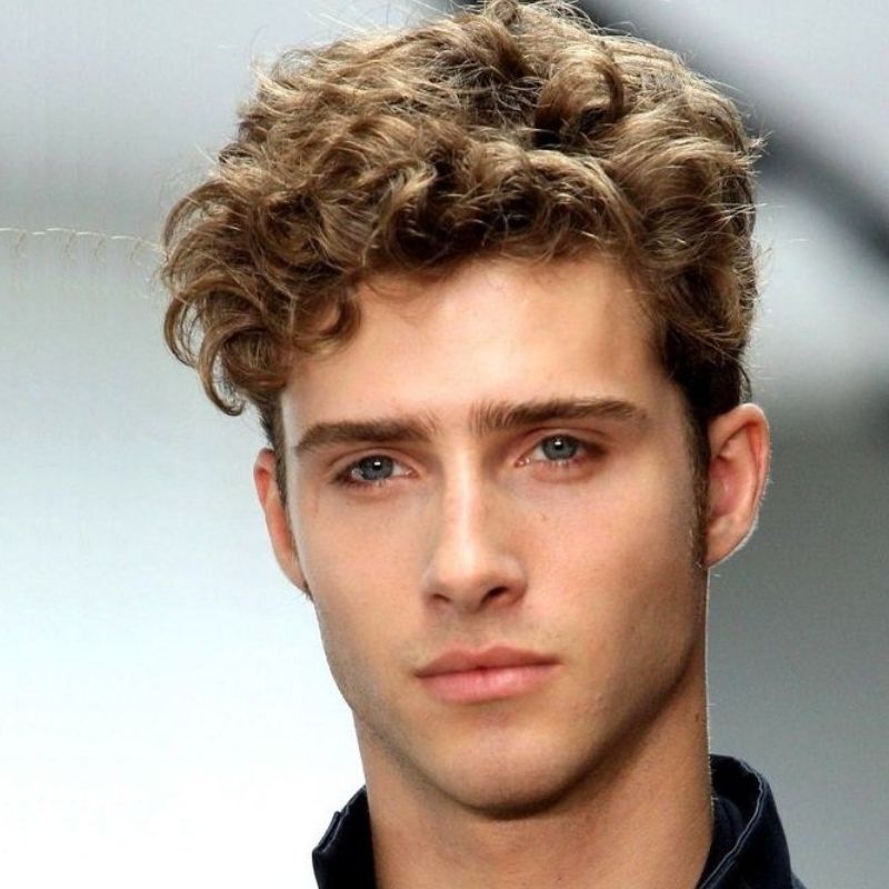 Tóc rối hất một bên tôn lên vẻ quyến rũ và nam tính trên khuôn mặt