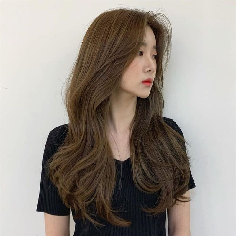 Kết hợp nhuộm tóc layer ngang lưng giúp gương mặt nổi bật hơn