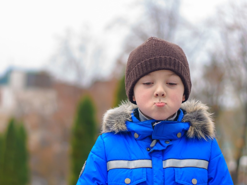 Trẻ mím chặt môi thường xuyên có thể cải thiện cấu trúc gương mặt lưỡi cày