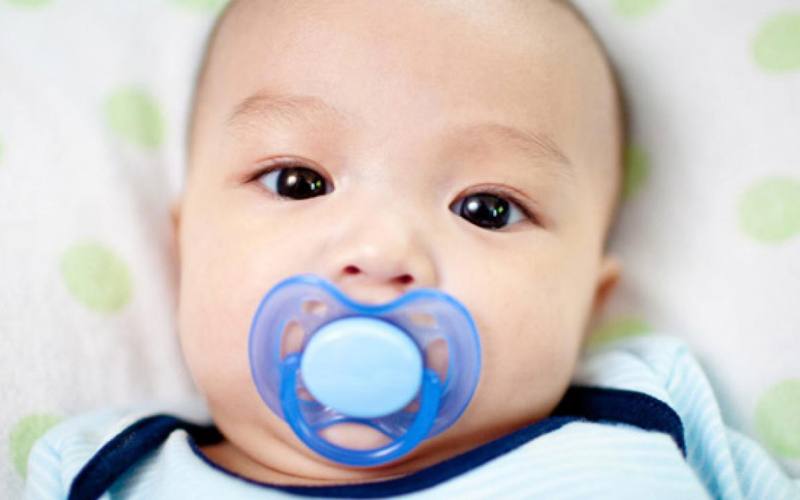 Trẻ ngậm núm ti giả trong thời gian dài có thể bị móm răng