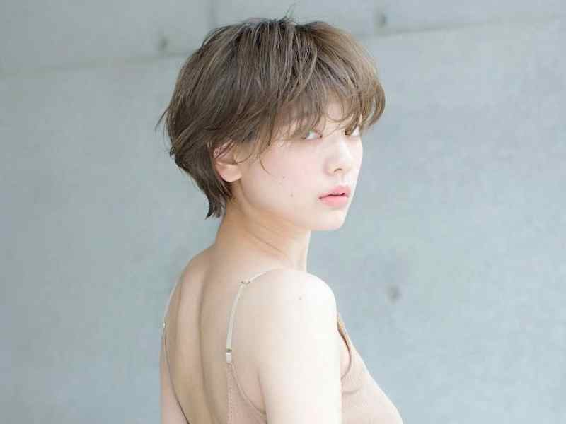 Kiểu tóc dài uốn cụp đuôi