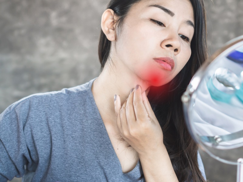 Độn cằm bởi bác sĩ tay nghề kém có thể gây sưng cằm