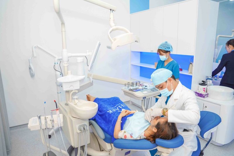 Bác sĩ tiến hành thăm khám và đưa ra tư vấn phù hợp cho mỗi khách hàng