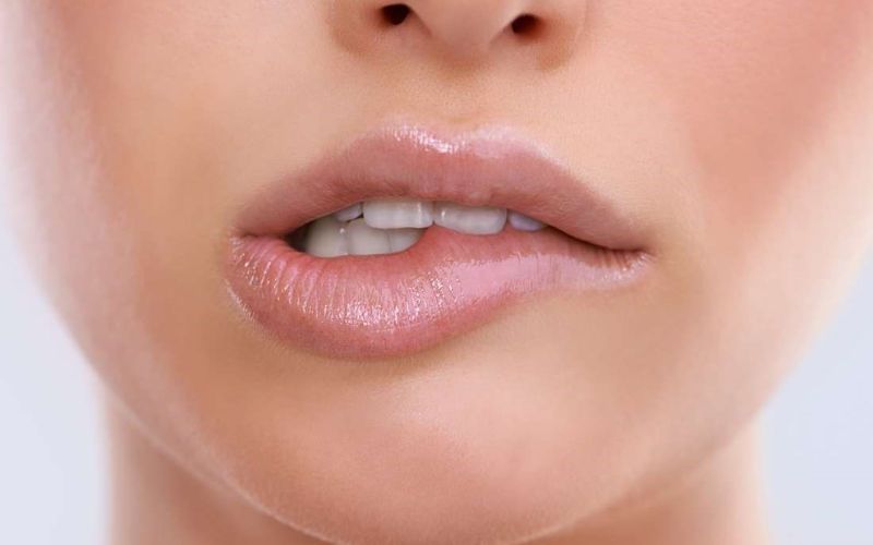 Không cắn môi để tránh gây tổn thương cho môi