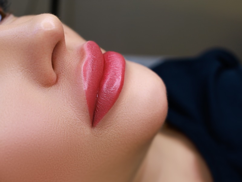 Sau khi tiêm filler môi từ 8 tháng đến 1 năm thì bạn mới nên thực hiện phun môi