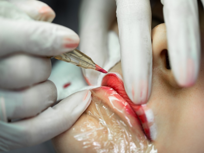 Phun môi giúp cải thiện tình trạng môi không đều màu, thâm sạm