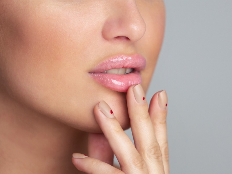 Chườm đá giúp giảm sưng môi sau khi tiêm filler