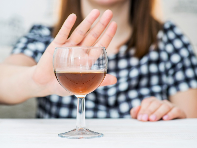 Không nên uống rượu sau khi tiêm filler môi