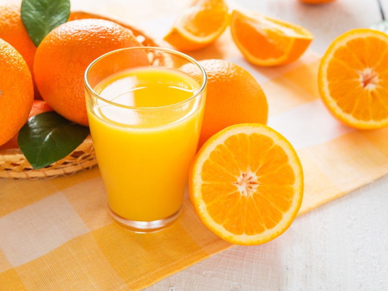 Bạn nên uống nước cam sau khi tiêm filler môi