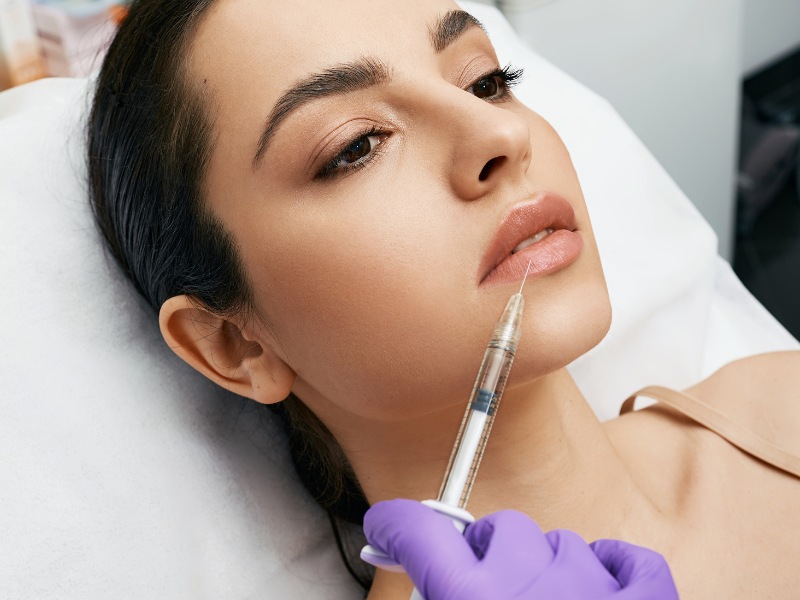 Bác sĩ dùng kim vô khuẩn để đưa hoạt chất filler vào dưới da