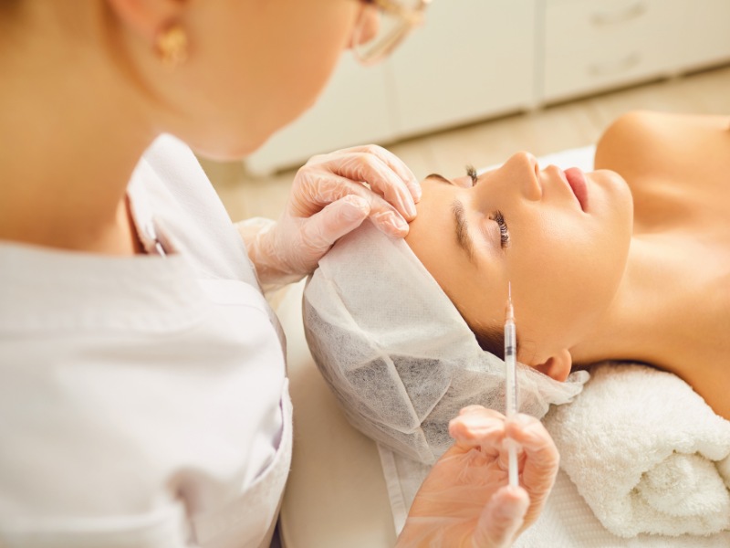 Tiêm filler mặt là phương pháp làm đẹp nhằm đưa chất làm đầy filler vào dưới lớp thượng bì của da