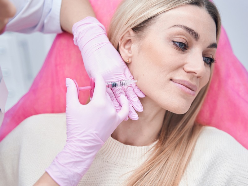 Những người có khuôn mặt gầy gò nên tiêm filler để cải thiện