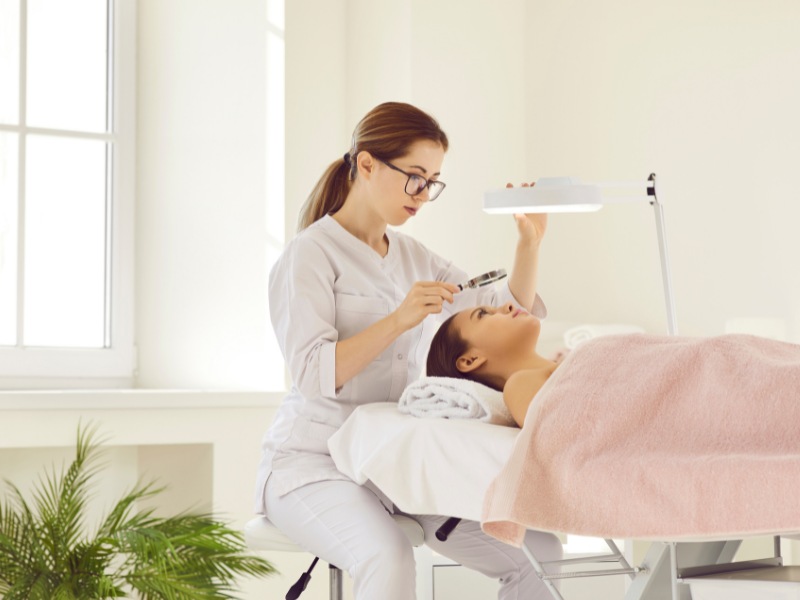 Khách hàng sẽ được bác sĩ thăm khám, kiểm tra tình trạng da, cấu trúc xương mặt