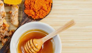 Trị mụn tại nhà bằng tinh bột nghệ và mật ong