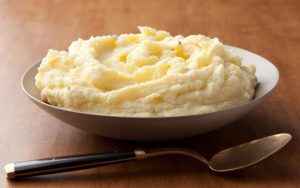 Khoai tây kết hợp với sữa tươi là nguyên liệu chăm sóc da an toàn.