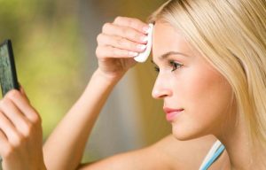 Tẩy trang là bước làm sạch da cần thiết khi trang điểm