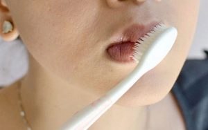 Tẩy tế bào chết là bước rất quan trọng trong chu trình lipcare của chị em