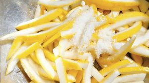 Xông mặt bằng muối và vỏ bưởi là công thức phổ biến