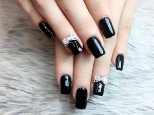 Sơn nail đen đính đá lung linh